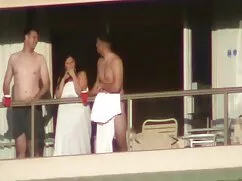 Trío con una rubia a ...