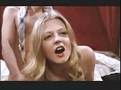 Linda rubia jugando  ...