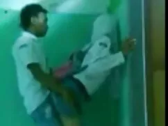 Pelo castaño corto j ...